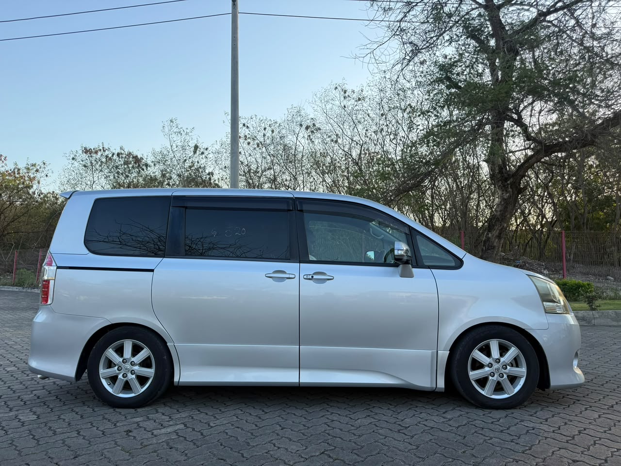 TOYOTA NOAH thumbnail 8